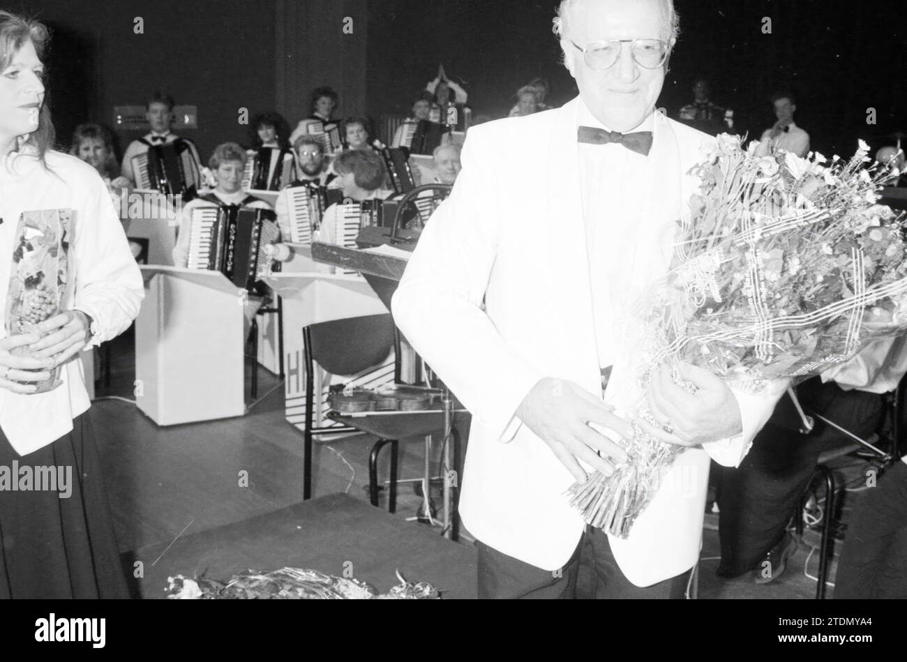 Joseph Stanek [Maire de SV..tlá nad Sázavou, République tchèque] + Maire Schmitz, 24-11-1990, Whizgle nouvelles du passé, adaptées à l'avenir. Explorez les récits historiques, l'image de l'agence néerlandaise avec une perspective moderne, comblant le fossé entre les événements d'hier et les perspectives de demain. Un voyage intemporel façonnant les histoires qui façonnent notre avenir Banque D'Images