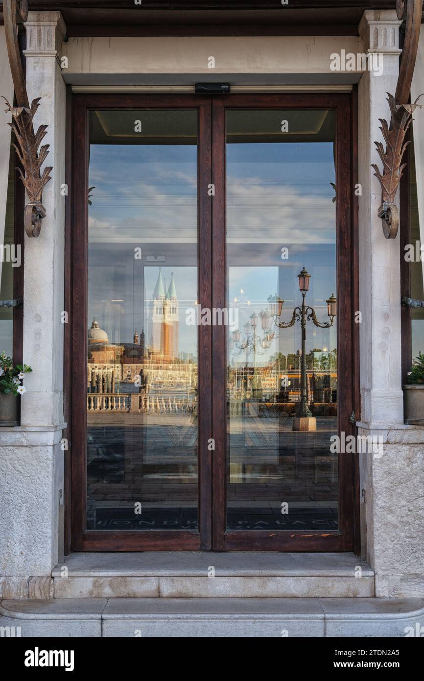 Venise, Italie - 22 juin 2023 : reflets de fenêtre de Venise. Banque D'Images