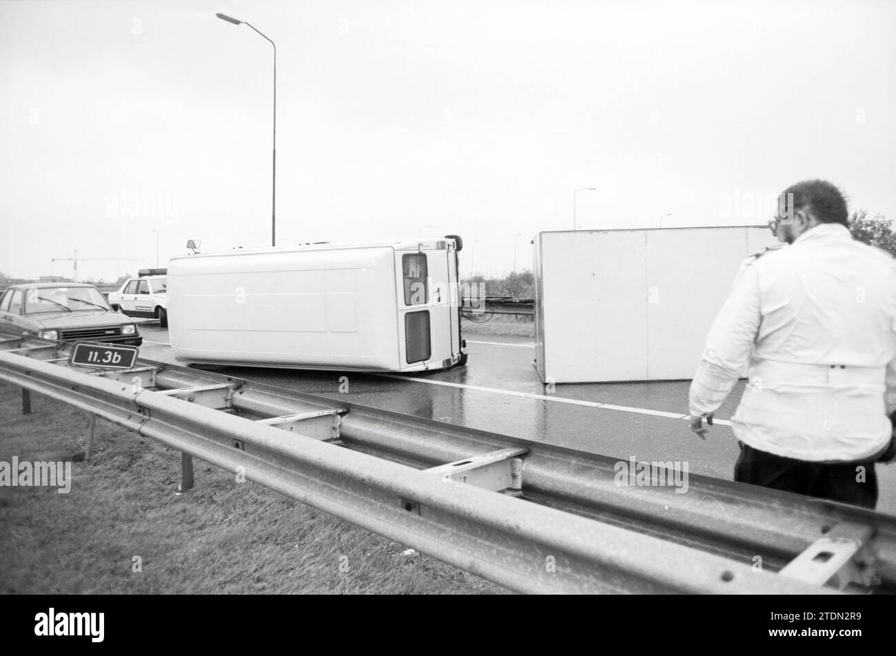 Tempête le long de l'arbre Hoofdvaart traverser la route Hoofddorp signe sur la voiture et soufflé sur le repos de la flore du chantier de construction. Accident de Hillegom sur l'allée A4, tempête et dommages causés par la tempête, 20-10-1986, Whizgle nouvelles du passé, adaptées à l'avenir. Explorez les récits historiques, l'image de l'agence néerlandaise avec une perspective moderne, comblant le fossé entre les événements d'hier et les perspectives de demain. Un voyage intemporel façonnant les histoires qui façonnent notre avenir Banque D'Images