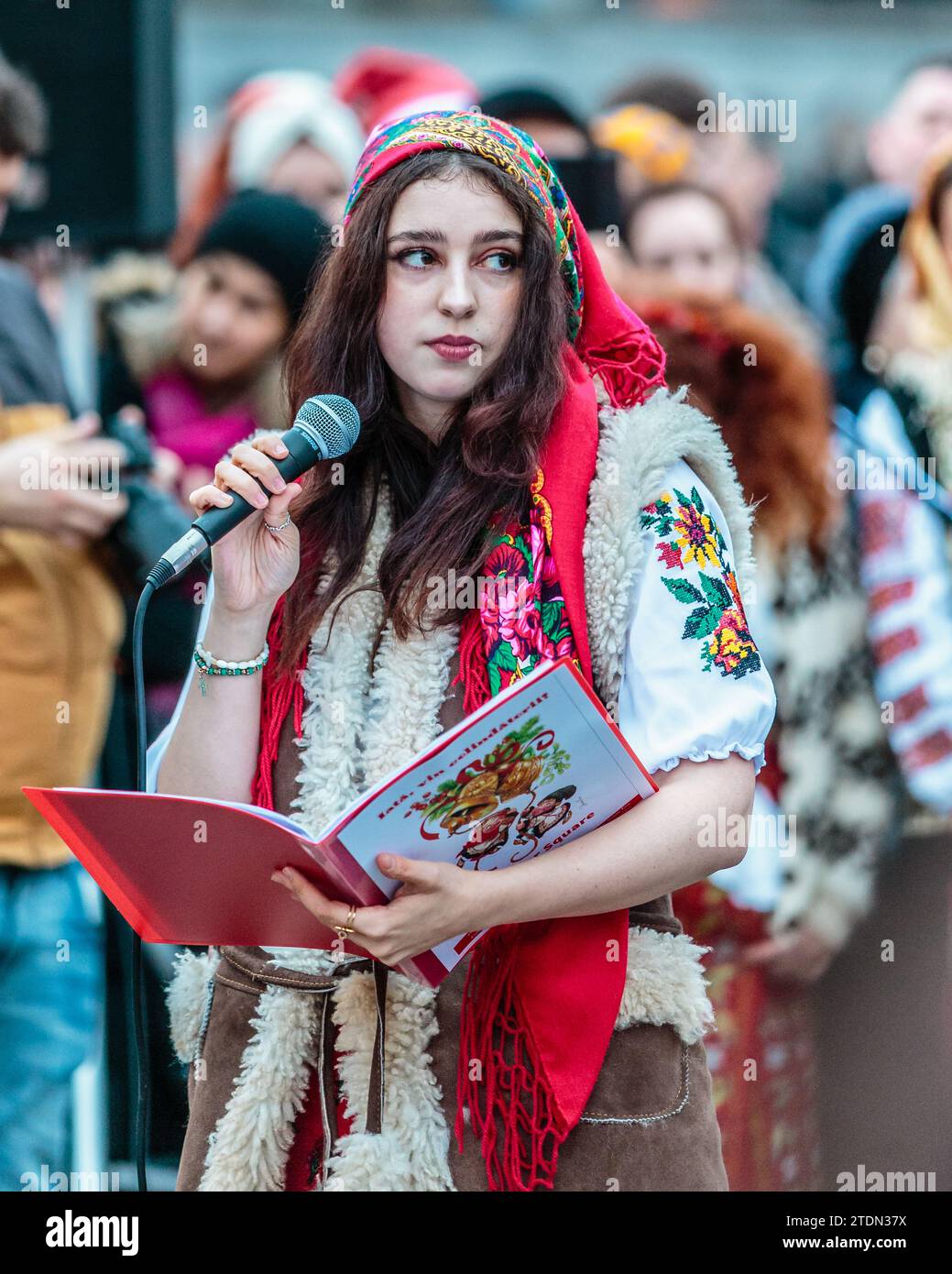 La vraie Roumanie : une dame roumaine habillée traditionnellement chante des chants à Trafalgar Square. Banque D'Images