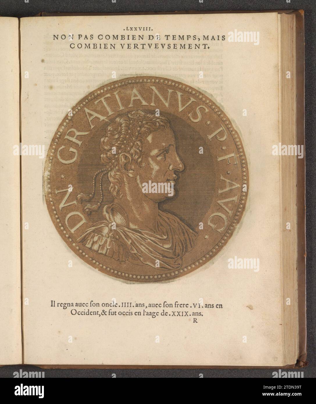 Portrait de l'empereur Gratianus, 1559 Portrait de l'empereur Gratien, sur une pièce de monnaie avec chant. L'estampe fait partie d'un livre sur les empereurs de Jules César à Charles V et son frère Ferdinand. Anvers gravure sur papier / impression typographique Portrait de l'empereur Gratien, sur une pièce de monnaie avec bord. L'estampe fait partie d'un livre sur les empereurs de Jules César à Charles V et son frère Ferdinand. Gravure sur papier Anvers / impression typographique Banque D'Images