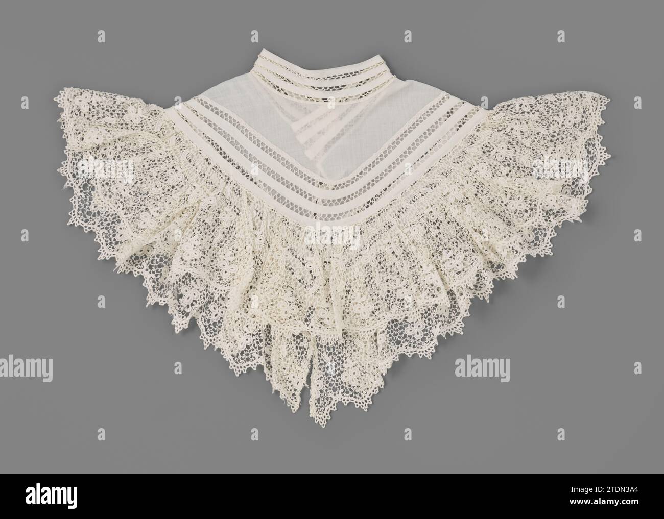 Collier de batist avec tuyauterie et côté gravure avec planche debout, anonyme, c. 1910 - c. 1915 collier (pèlerine) de batist avec tuyauterie et côté gravure avec planche debout. Modèle avec partie épaule haute -ceinture qui est coupé à partir de l'avant avec trois passepoil concentriques dans un point d'écoulement, qui se répète à plusieurs reprises de l'arrière, taquinant brusquement avec la fermeture, qui se compose de boutons en nacre et trensjes. La bande du côté gravure est froissée. Coton Sankt Gallen (textile). Knoop : nacre collier (pèlerine) de batist avec passepoil et côté gravure avec planche debout. Modèle avec Banque D'Images