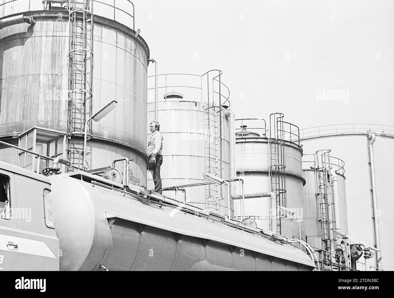 Usine d'acide nitrique Hoogovens Mekog., Hoogovens, 10-07-1974, Whizgle nouvelles du passé, sur mesure pour l'avenir. Explorez les récits historiques, l'image de l'agence néerlandaise avec une perspective moderne, comblant le fossé entre les événements d'hier et les perspectives de demain. Un voyage intemporel façonnant les histoires qui façonnent notre avenir Banque D'Images