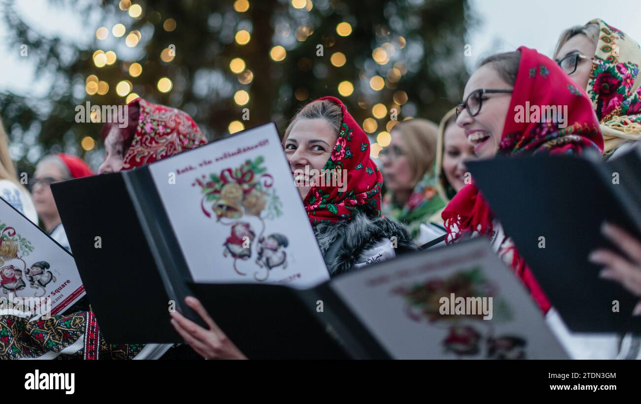 La vraie Roumanie : amusement et rire en chantant des chants roumains à Trafalgar Square. Banque D'Images