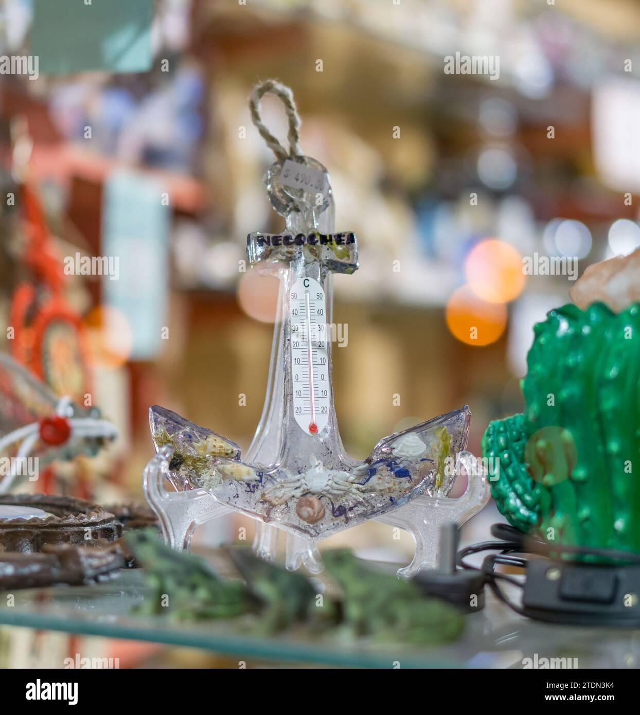 Necochea, Buenos Aires, Argentine. 31 janvier 2021. Souvenir dans une boutique de cadeaux : un thermomètre en forme d'ancre avec des détails marins, à Necochea Banque D'Images