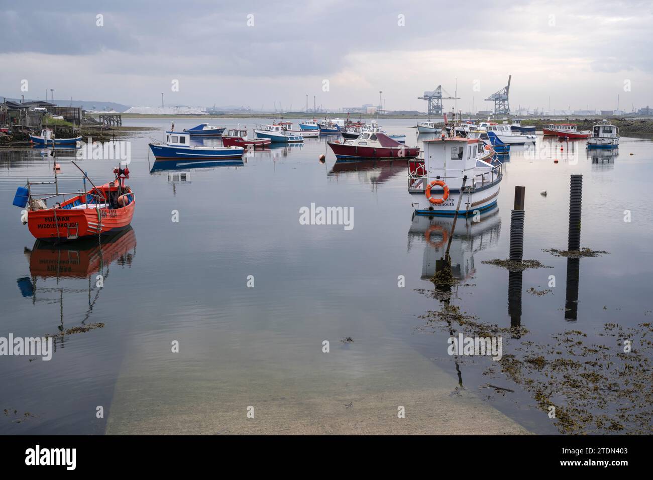Bateaux de pêche amarrés dans le port de Paddy's Hole, Teesside Banque D'Images