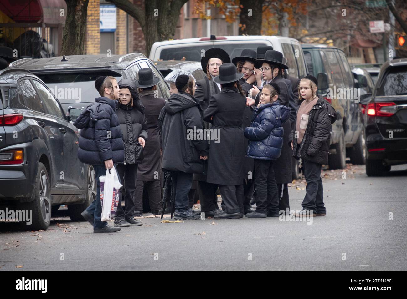 Un groupe de jeunes juifs hassidiques traînent sur Rodney Street près de la synagogue principale Satmar à Williamsburg, Broo Banque D'Images