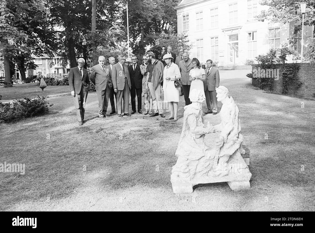 Les gens visitent diverses statues dans le jardin de la maison de campagne, 00-07-1969, Whizgle News from the Past, taillé pour l'avenir. Explorez les récits historiques, l'image de l'agence néerlandaise avec une perspective moderne, comblant le fossé entre les événements d'hier et les perspectives de demain. Un voyage intemporel façonnant les histoires qui façonnent notre avenir Banque D'Images