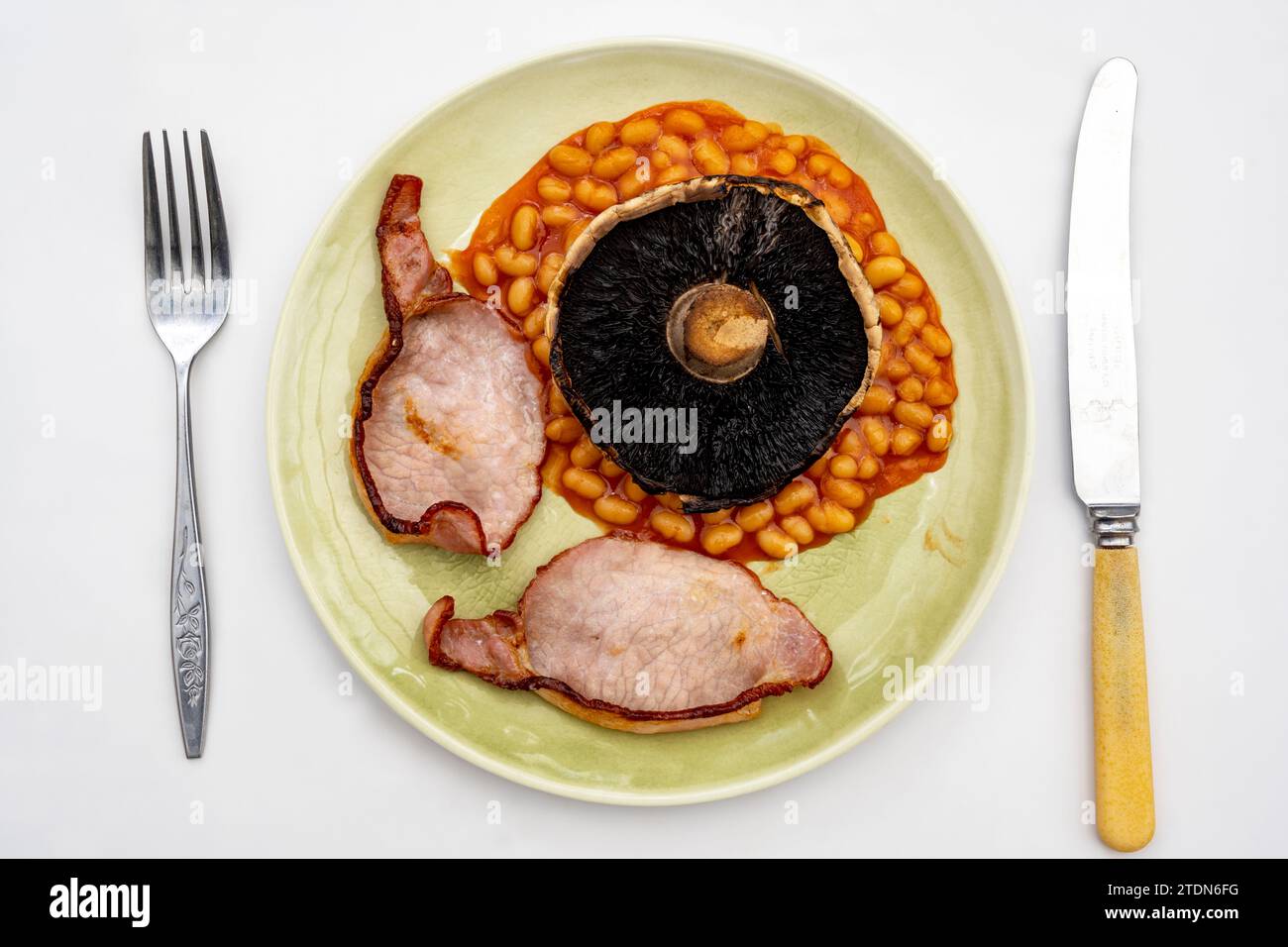 Champignons sauvages biologiques, haricots cuits au four et bacon Banque D'Images