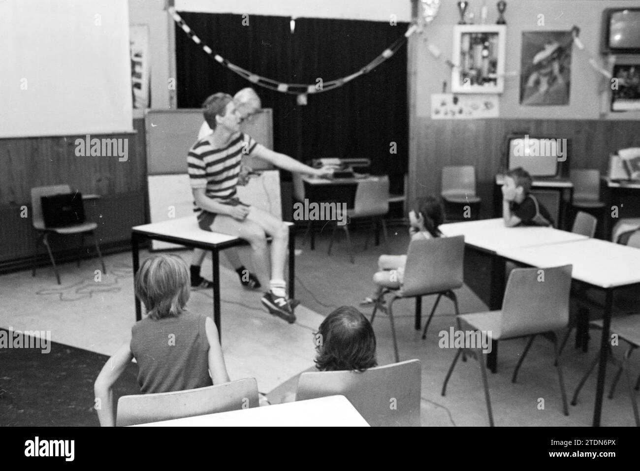 Un film sur le vandalisme est présenté dans le Driesprong Playground, 28-07-1982, Whizgle News from the Past, adapté pour l'avenir. Explorez les récits historiques, l'image de l'agence néerlandaise avec une perspective moderne, comblant le fossé entre les événements d'hier et les perspectives de demain. Un voyage intemporel façonnant les histoires qui façonnent notre avenir Banque D'Images