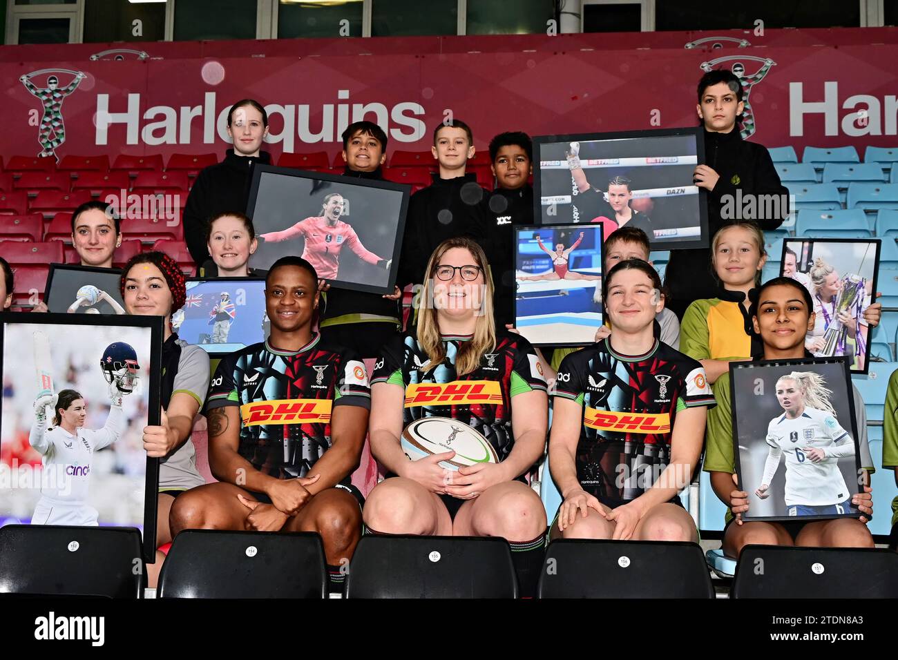 Londres, Royaume-Uni. 19 décembre 2023. Makeda Lewis, Bryony Cleall et Flo Robinson assistent au Harlequins Rugby Club dévoile la liste des héros du sport de 2023 alors qu'ils visent le record du monde « Big Game 15 » au Twickenham Stoop Stadium, Londres, Royaume-Uni. Crédit : Voir Li/Picture Capital/Alamy Live News Banque D'Images