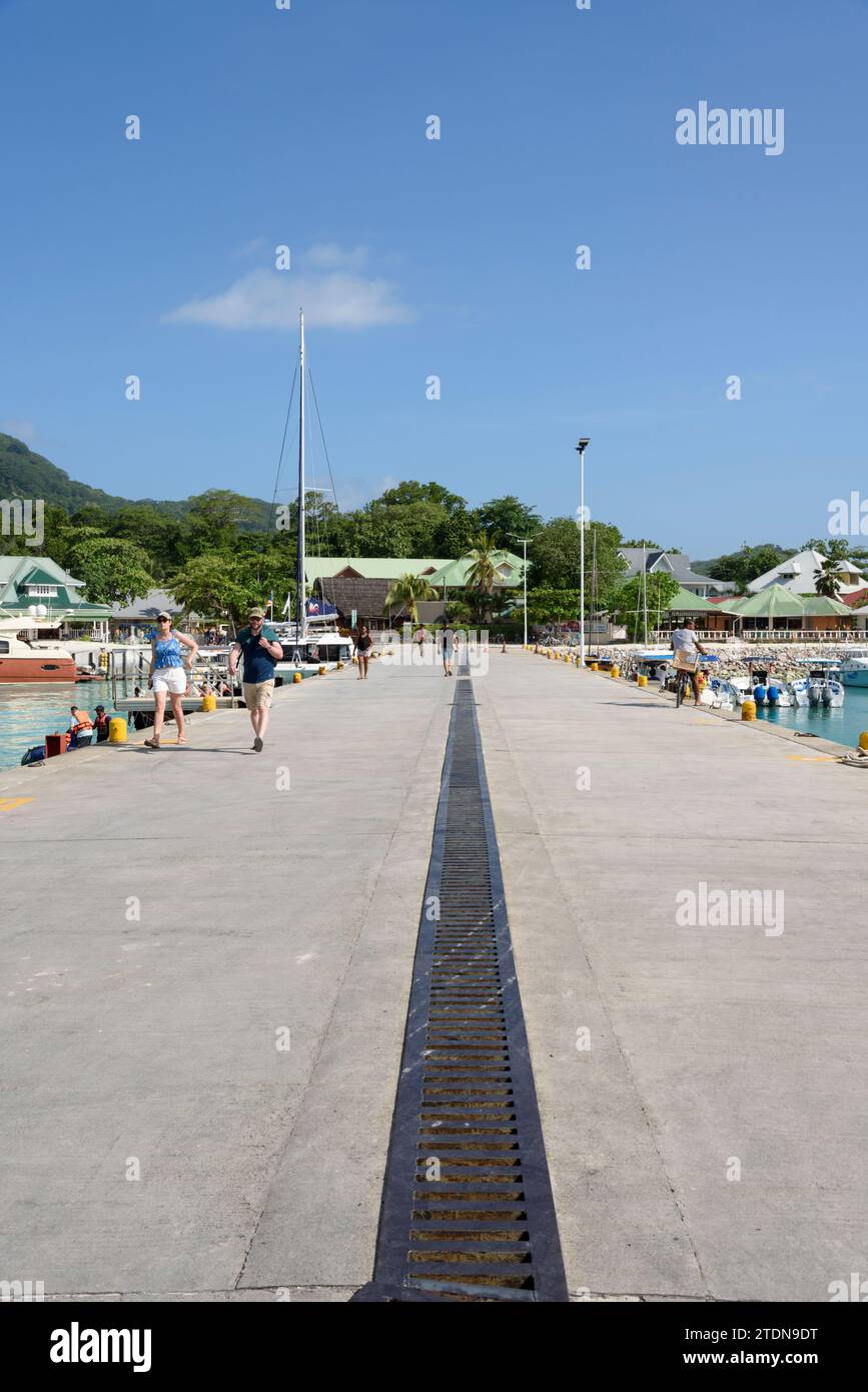 Port de ferry inter-îles sur l'île de la Digue, Seychelles, océan Indien Banque D'Images