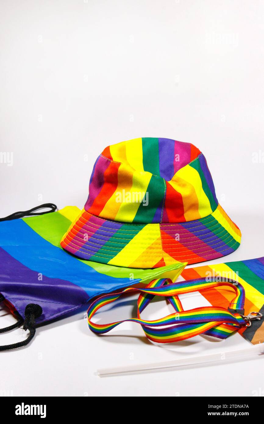 gay pride chapeau arc-en-ciel lanière drapeau isolé sur fond blanc studio rayures arc-en-ciel lgbtq Banque D'Images