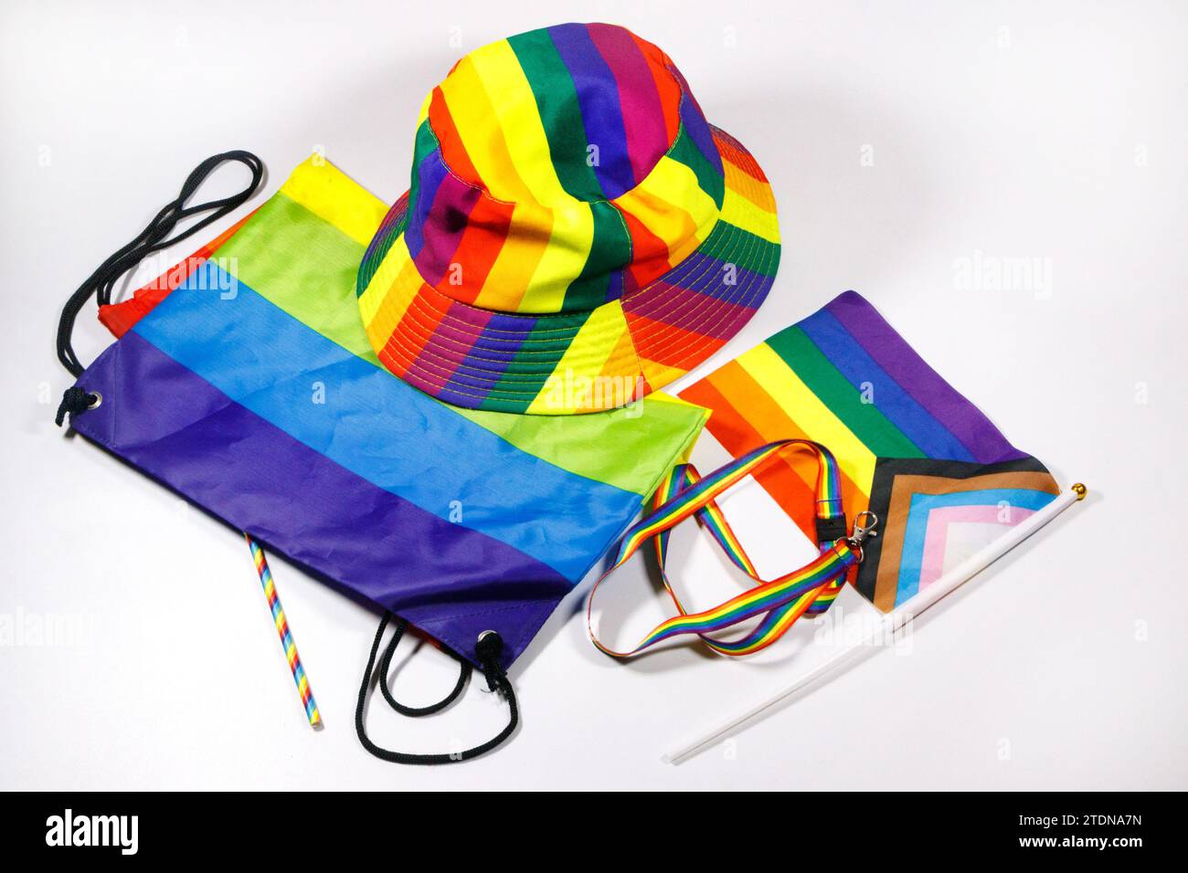 gay pride chapeau arc-en-ciel sac de lanière et drapeau isolé sur fond blanc studio rayures arc-en-ciel lgbtq Banque D'Images