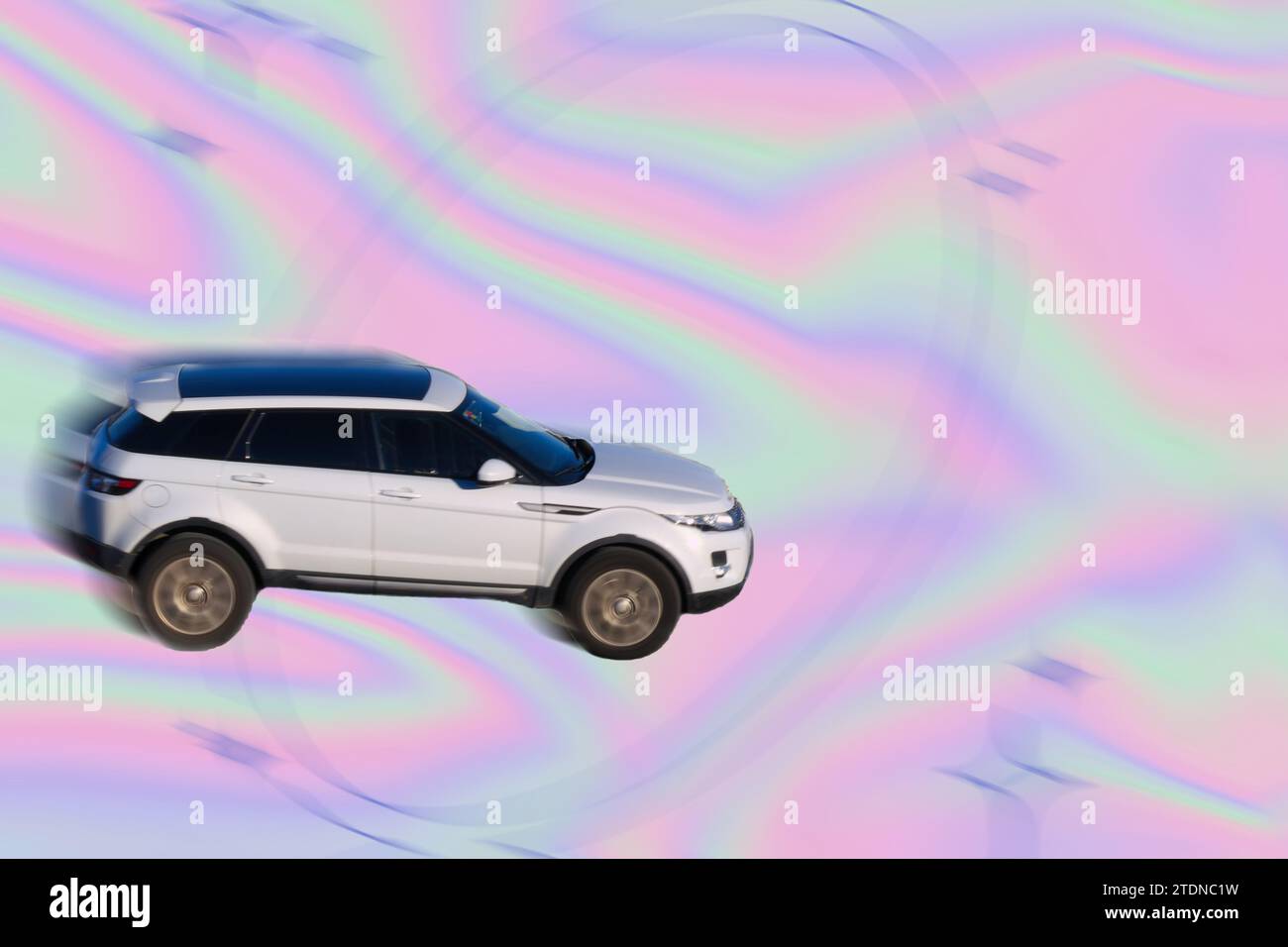 voiture de tourisme sur le fond de la technologie de roue de flou automobile de transport moderne fond blanc de découpe de véhicule Banque D'Images