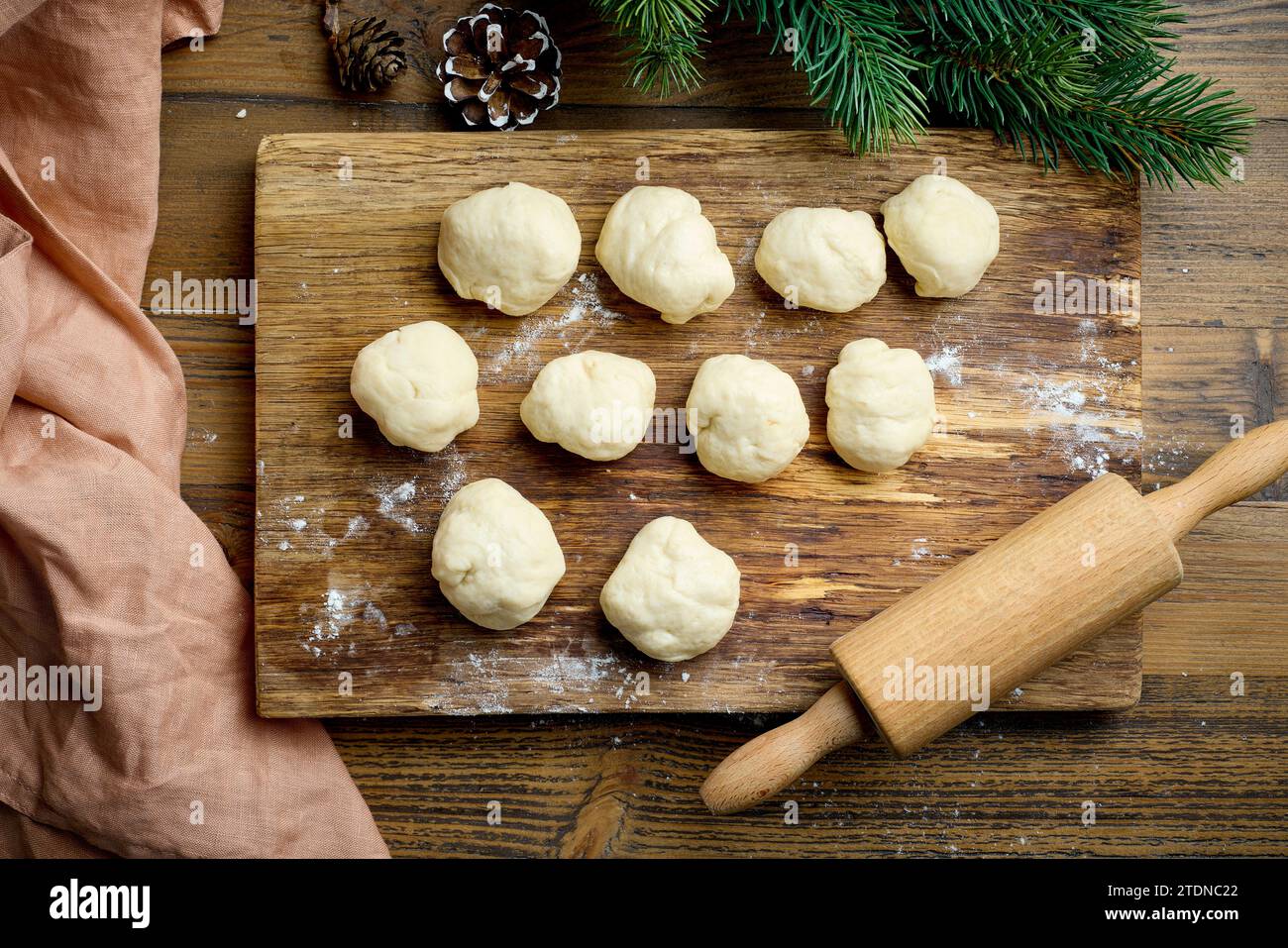 Boules de pâte et rouleau à pâtisserie sur planche à découper en bois pour la cuisson de Noël, vue de dessus Banque D'Images