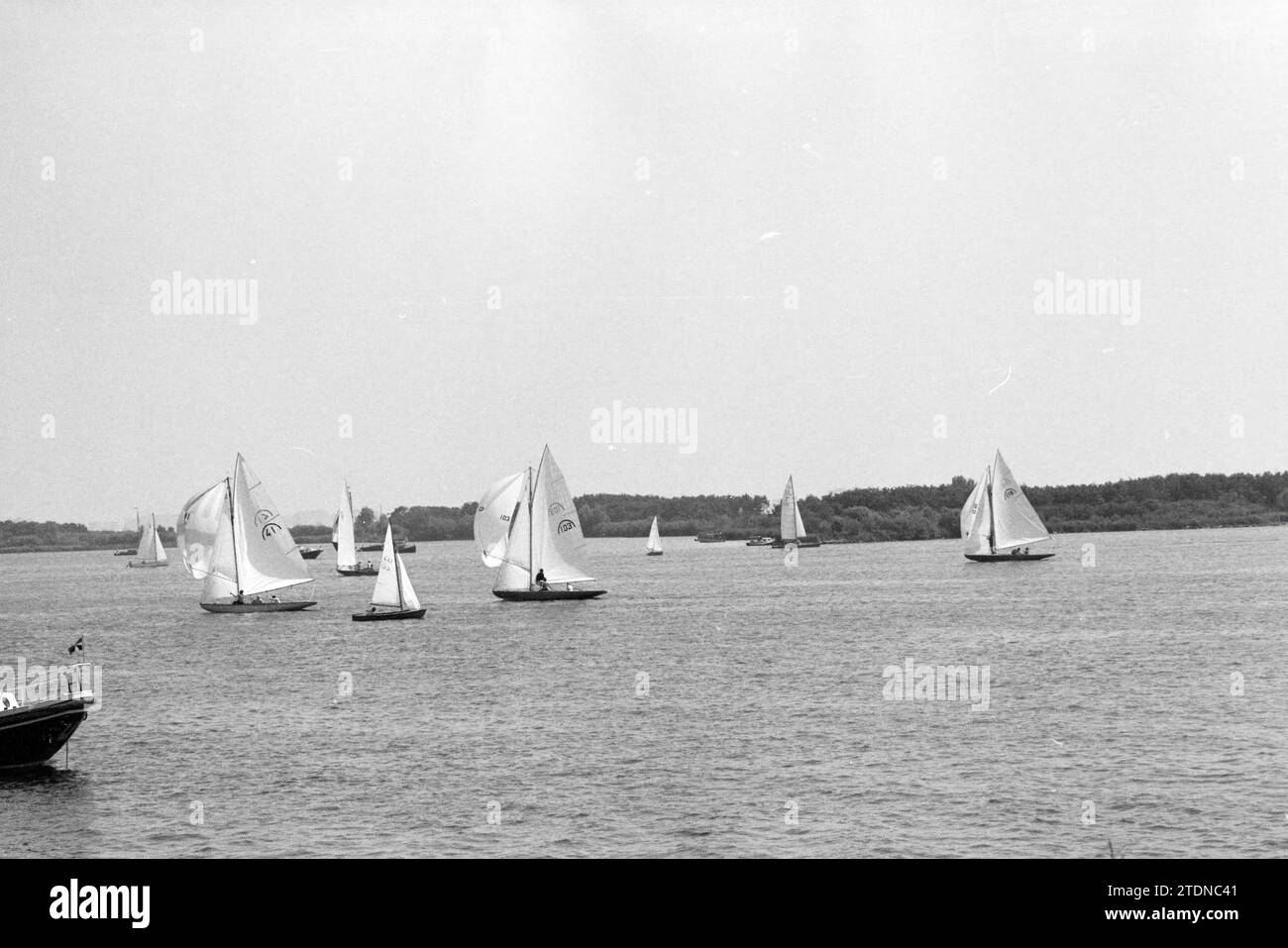 Voile : rainbow class Braasemermeer, voile, 05-07-1979, Whizgle News from the Past, adapté pour l'avenir. Explorez les récits historiques, l'image de l'agence néerlandaise avec une perspective moderne, comblant le fossé entre les événements d'hier et les perspectives de demain. Un voyage intemporel façonnant les histoires qui façonnent notre avenir Banque D'Images