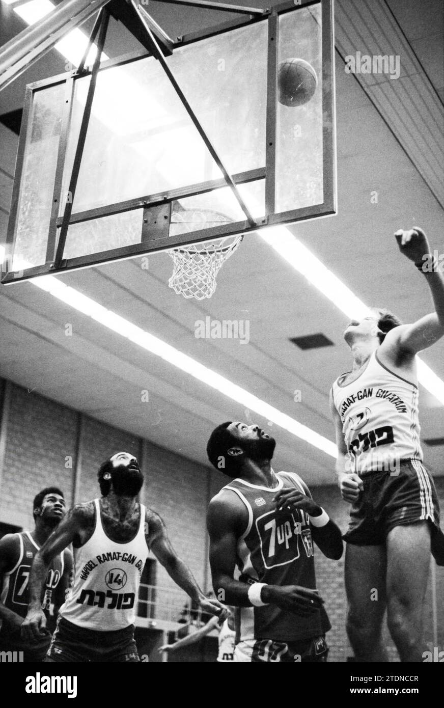 Match de basket-ball, 26-12-1980, Whizgle News from the Past, taillé pour l'avenir. Explorez les récits historiques, l'image de l'agence néerlandaise avec une perspective moderne, comblant le fossé entre les événements d'hier et les perspectives de demain. Un voyage intemporel façonnant les histoires qui façonnent notre avenir Banque D'Images