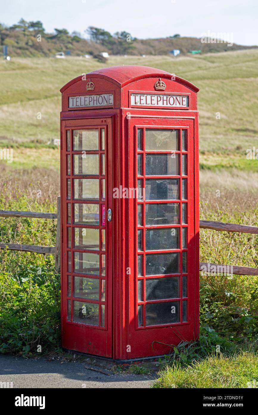 Cabine téléphonique rouge traditionnelle, Cuckmere Haven, Seven Sisters, East Sussex, Angleterre, grande-Bretagne Banque D'Images