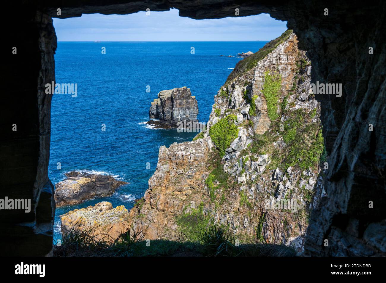 Vue de la fenêtre dans le Rocher, Port du Moulin, Sark, Bailliage de Guernesey, îles Anglo-Normandes Banque D'Images