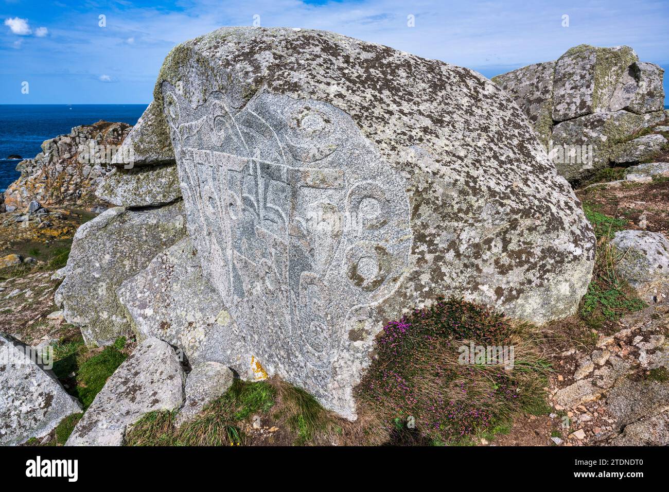 Sculpture bouddhiste sur rocher sur la côte nord de Sark, Bailliage de Guernesey, îles Anglo-Normandes Banque D'Images