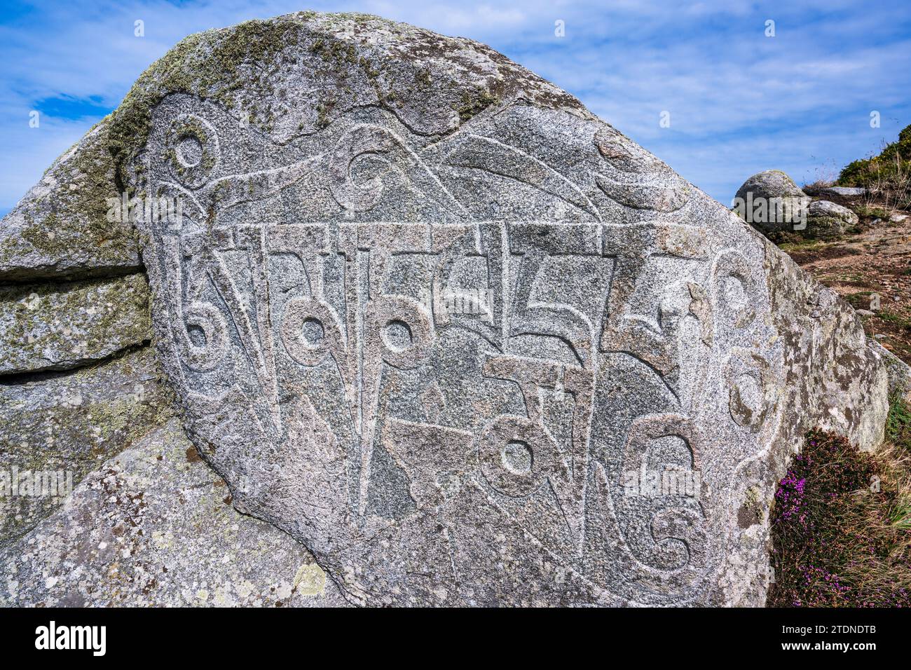 Sculpture bouddhiste sur rocher sur la côte nord de Sark, Bailliage de Guernesey, îles Anglo-Normandes Banque D'Images