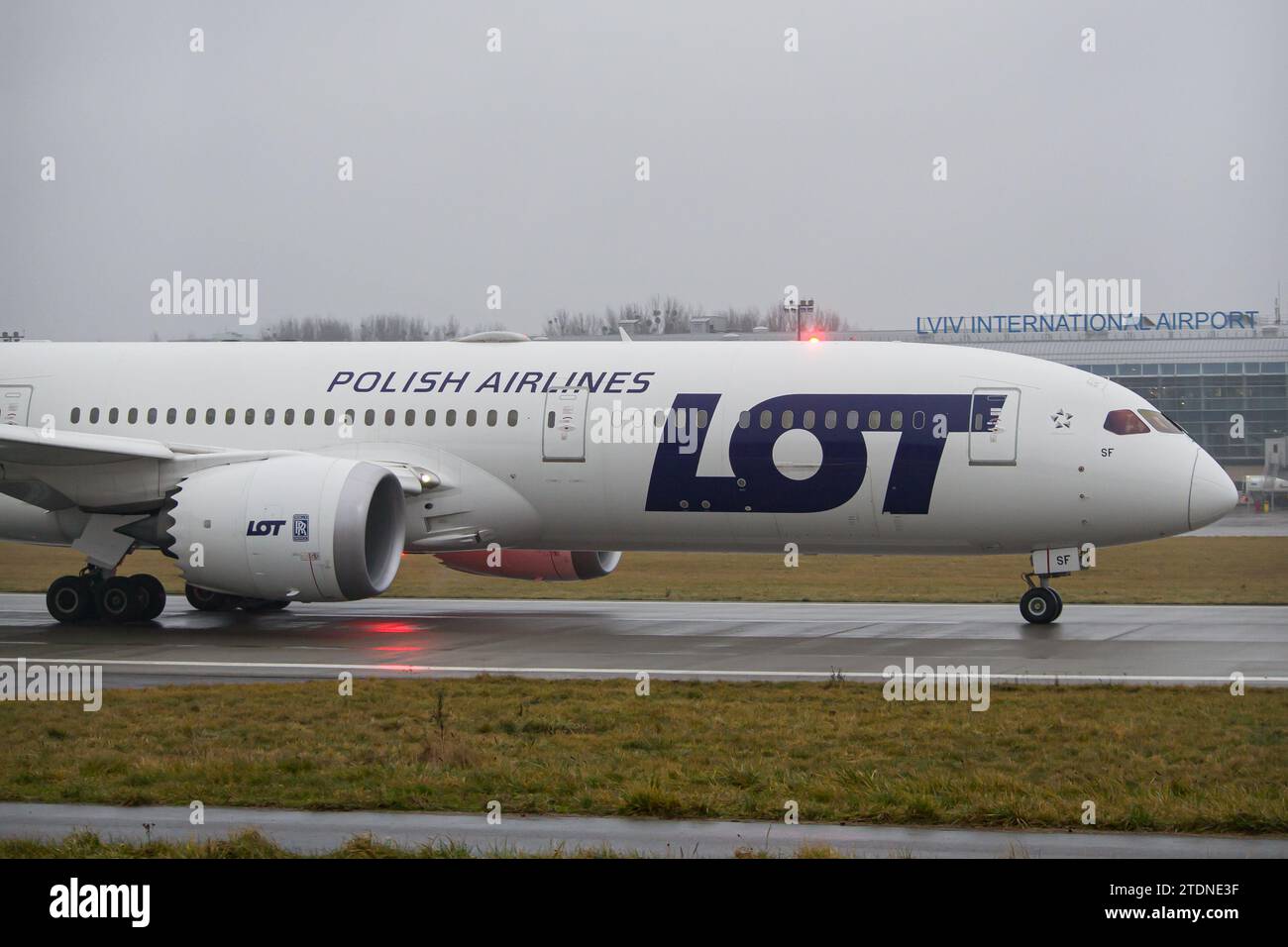 LOT Polish Airlines Boeing 787-9 Dreamliner au décollage de Lviv pour un vol à destination de Varsovie, Pologne Banque D'Images