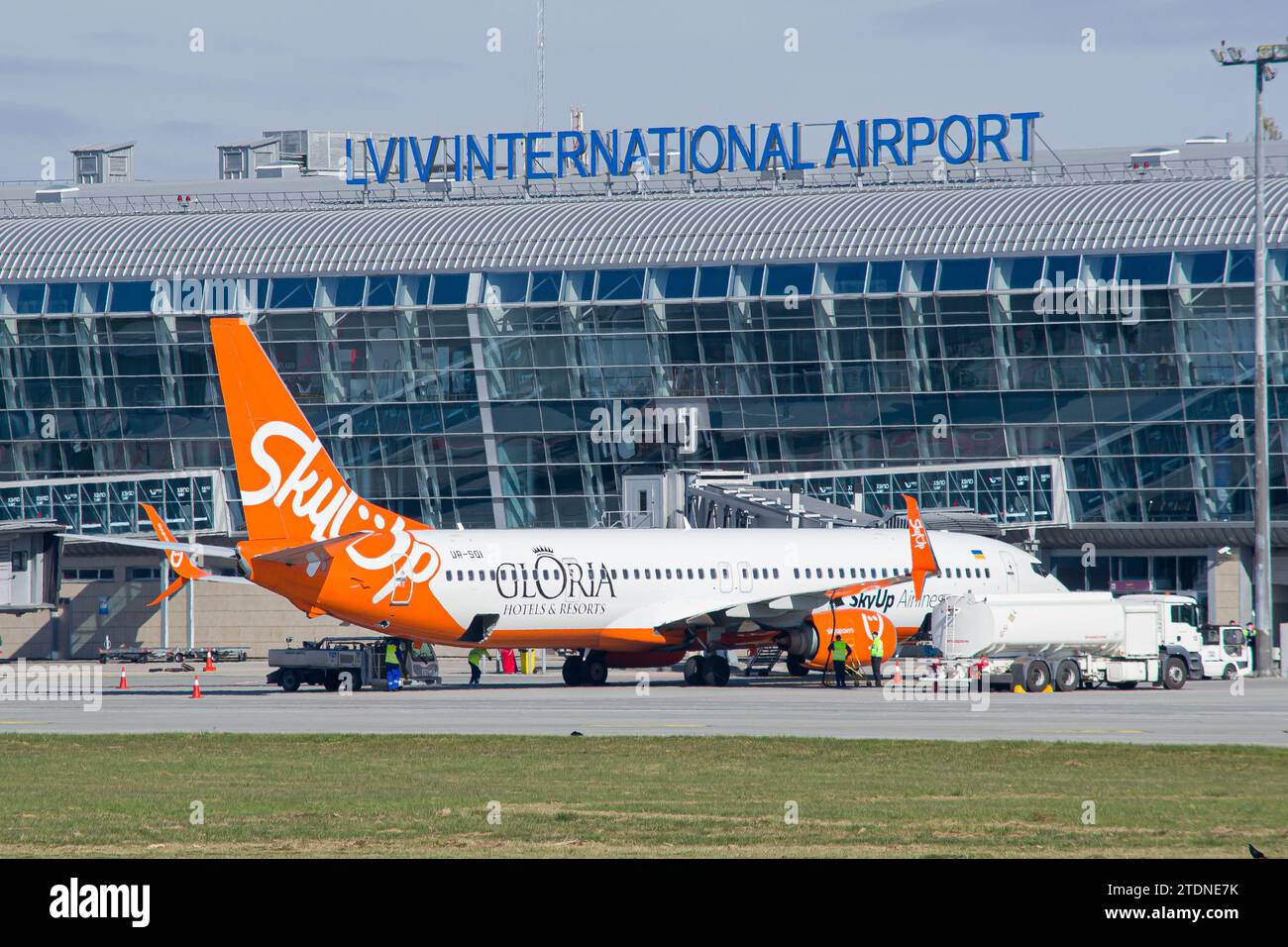 SkyUp Airlines Boeing 737-900 avec un autocollant publicitaire stationné à la porte d'embarquement à Lviv Banque D'Images