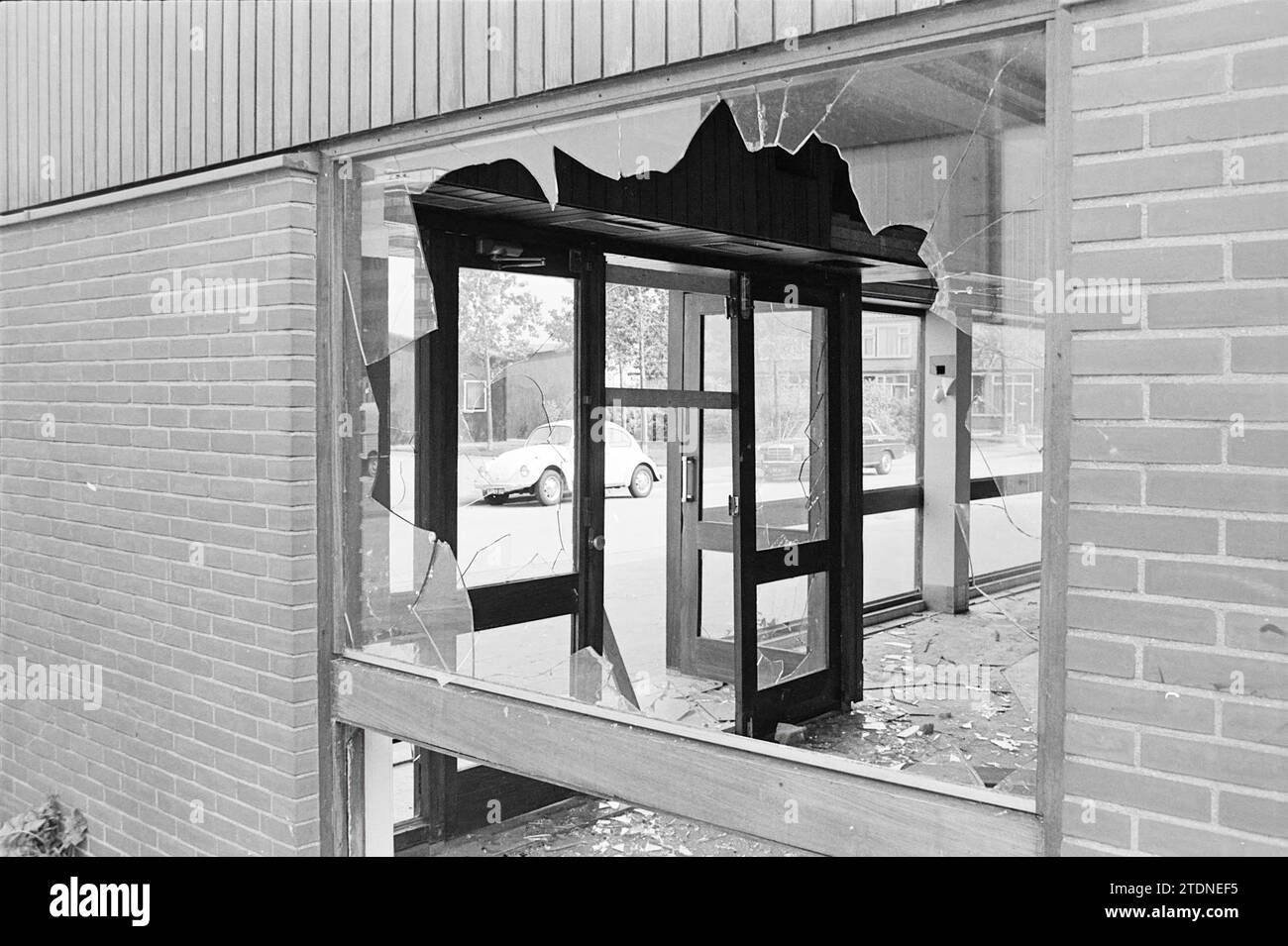 Fenêtres brisées dans un immeuble d'affaires à locataires multiples, 00-05-1974, Whizgle News from the Past, taillé pour l'avenir. Explorez les récits historiques, l'image de l'agence néerlandaise avec une perspective moderne, comblant le fossé entre les événements d'hier et les perspectives de demain. Un voyage intemporel façonnant les histoires qui façonnent notre avenir Banque D'Images