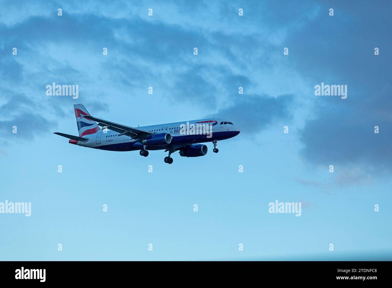 Avion British Airways approchant pour un atterrissage, aéroport de Gatwick, Londres, Angleterre, Grande-Bretagne Banque D'Images