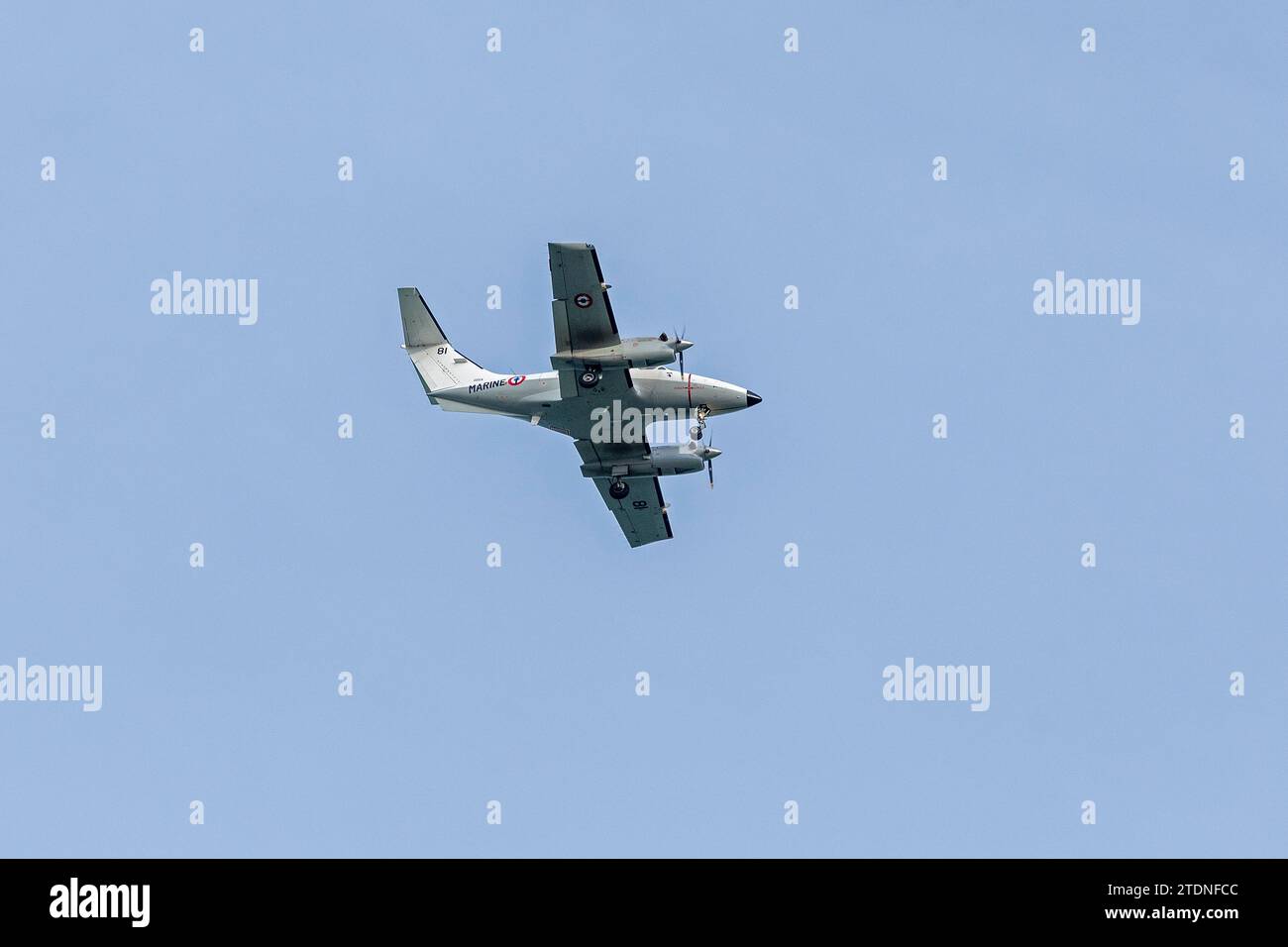 Avion bimoteur survolant la plage, Westende, Middelkerke, Belgique Banque D'Images