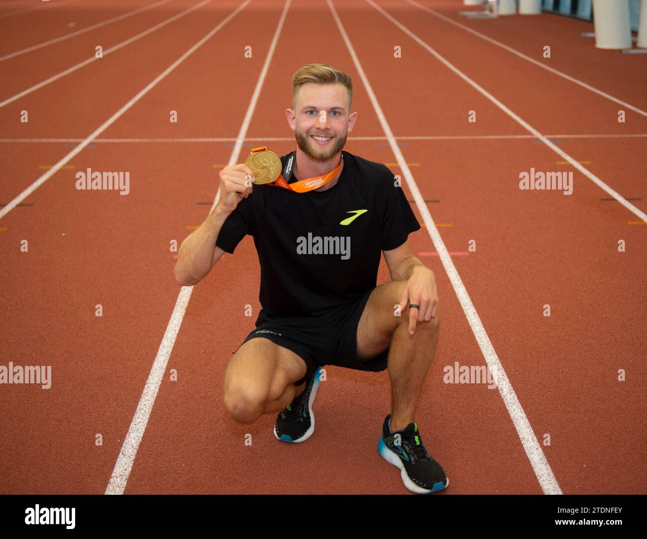 L'athlète écossais Josh Kerr à Meadowbank, Édimbourg avec la médaille d'or qu'il a remportée au 1500m hommes aux Championnats du monde d'athlétisme, Budapest Banque D'Images