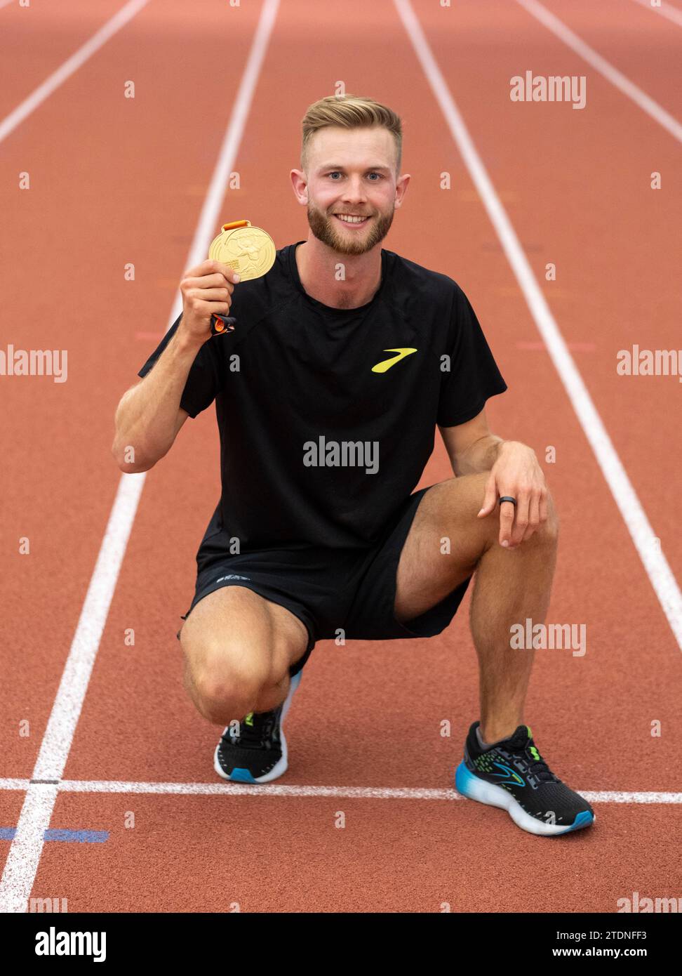 L'athlète écossais Josh Kerr à Meadowbank, Édimbourg avec la médaille d'or qu'il a remportée au 1500m hommes aux Championnats du monde d'athlétisme, Budapest Banque D'Images