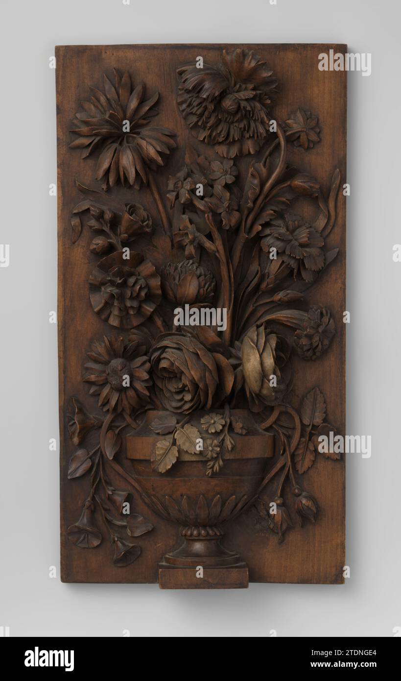 Fragment de meubles avec vase à fleurs en haut-relief, c. 1400 - c. 1950 panneau de noyer coupé en haut-relief, vase à fleurs, en forme d'urne avec deux oreilles, avec des fleurs. Noyer (bois dur) panneau de noyer coupé en haut relief, vase à fleurs, en forme d'urne avec deux oreilles, avec des fleurs. noyer (bois dur) Banque D'Images