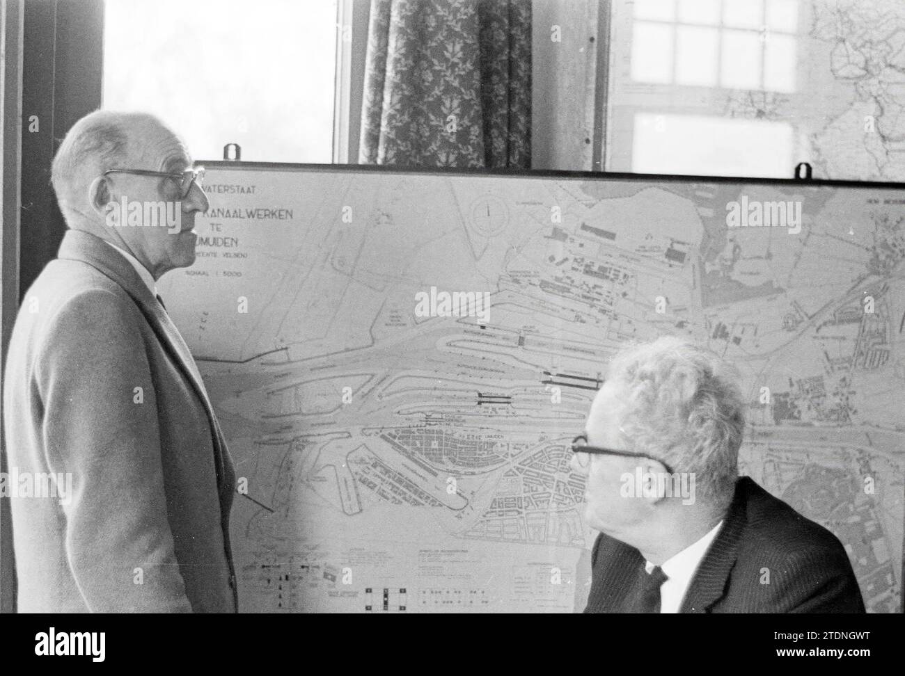 Deux hommes avec une carte d'IJmuiden et la zone du port et de l'écluse, Whizgle News from the Past, adapté pour l'avenir. Explorez les récits historiques, l'image de l'agence néerlandaise avec une perspective moderne, comblant le fossé entre les événements d'hier et les perspectives de demain. Un voyage intemporel façonnant les histoires qui façonnent notre avenir Banque D'Images