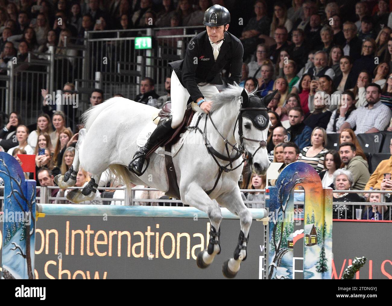 Londres, Royaume-Uni. 18 décembre 2023 London International Horse Show à l'Excel Centre London UK. Crédit : Leo Mason ALAMY Live News & SportLe Grand Prix de Londres classe A Show Jumping Scott Brash GBR Riding Bonjour Valentino crédit : Leo Mason sports/Alamy Live News Banque D'Images