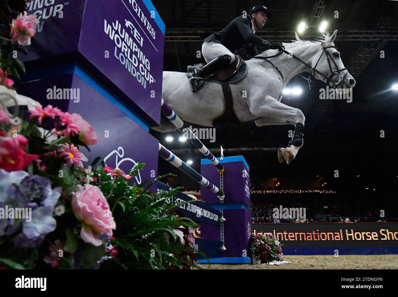 Londres, Royaume-Uni. 18 décembre 2023 London International Horse Show à l'Excel Centre London UK. Crédit : Leo Mason ALAMY Live News & Sport le Grand Prix de Londres classe A saut d'obstacles crédit : Leo Mason sports/Alamy Live News Banque D'Images