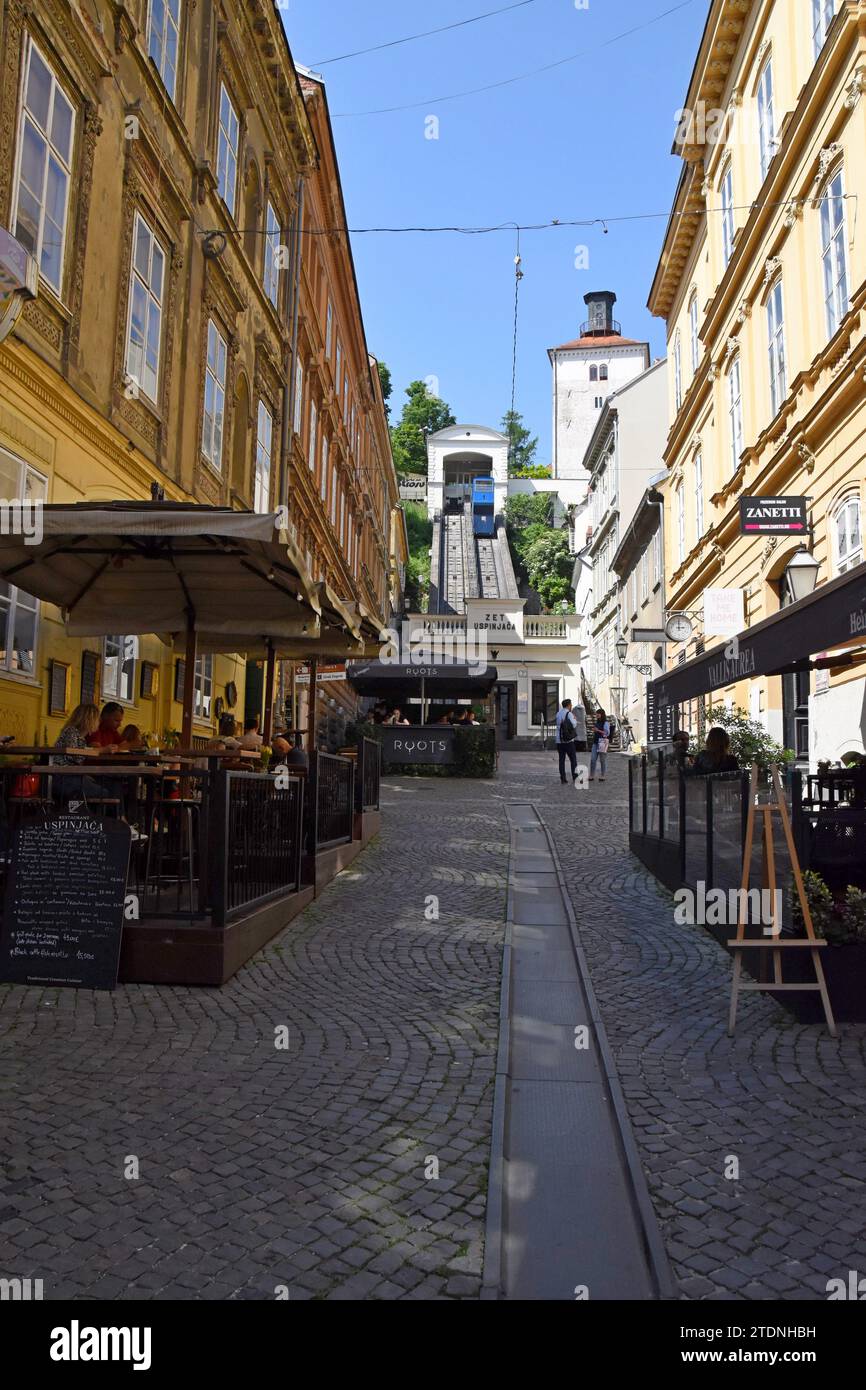 Rue Tomićeva, avec le funiculaire de Zagreb à l'extrémité, le funiculaire le plus court du monde, vieille ville de Zagreb, Croatie Banque D'Images