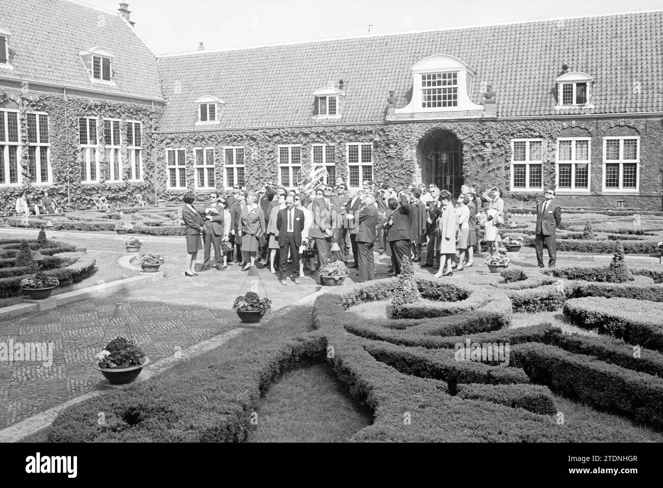 Visiteurs de haut rang dans la cour du musée Frans Hals, Haarlem, pays-Bas, 00-05-1969, Whizgle News from the Past, taillé pour l'avenir. Explorez les récits historiques, l'image de l'agence néerlandaise avec une perspective moderne, comblant le fossé entre les événements d'hier et les perspectives de demain. Un voyage intemporel façonnant les histoires qui façonnent notre avenir Banque D'Images