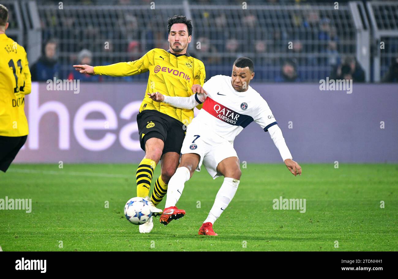 Ligue des Champions, signal Iduna Park Dortmund : Borussia Dortmund vs Paris Saint Germain ; Kylian Mbappe (PSG), Mats Hummels (BVB) Banque D'Images