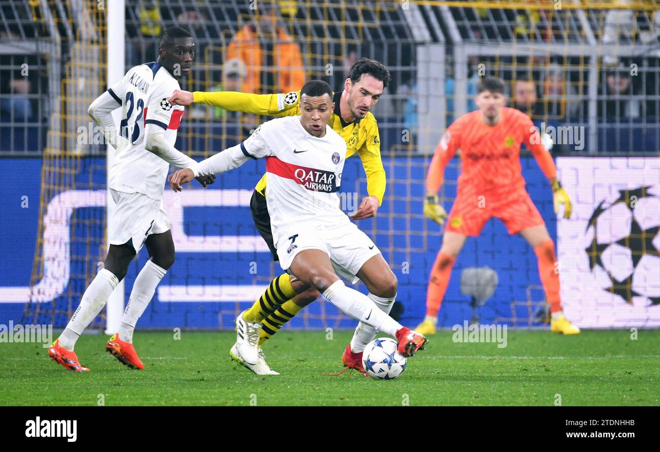 Ligue des Champions, signal Iduna Park Dortmund : Borussia Dortmund vs Paris Saint Germain ; Kylian Mbappe (PSG), Mats Hummels (BVB) Banque D'Images
