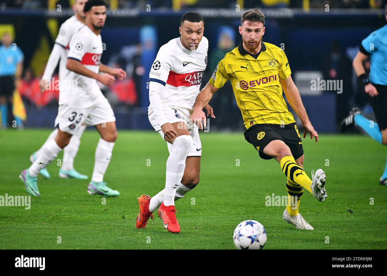 Ligue des Champions, signal Iduna Park Dortmund : Borussia Dortmund vs Paris Saint Germain ; Salih Özcan (BVB), Kylian Mbappe (PSG) Banque D'Images