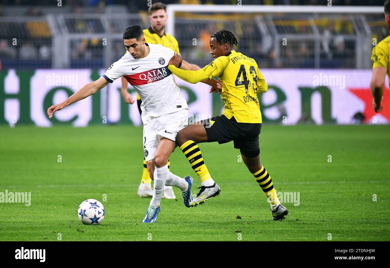 Ligue des champions, signal Iduna Park Dortmund : Borussia Dortmund vs Paris Saint Germain ; Achraf Hakimi (PSG), Jamie Bynoe-Gittens (BVB) Banque D'Images