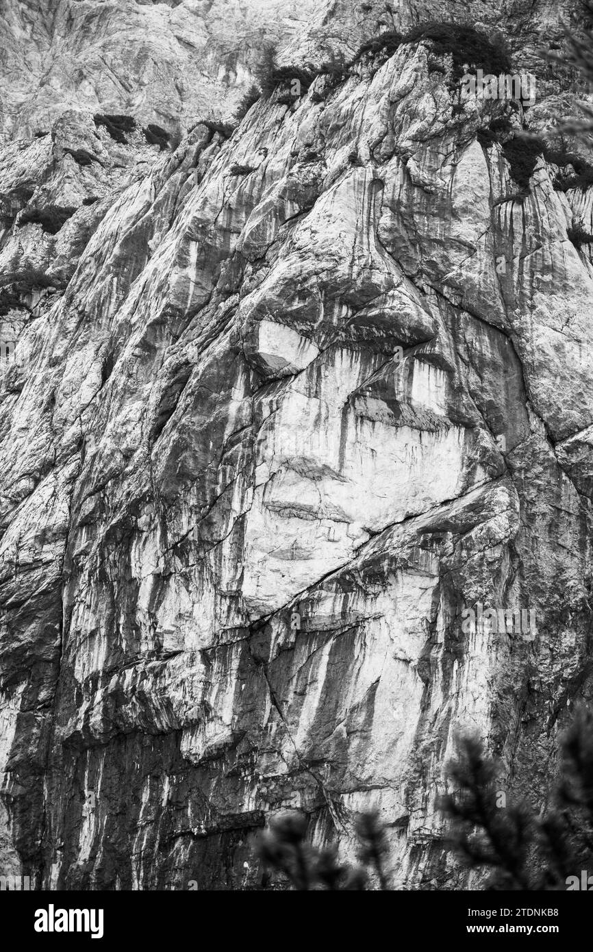 Fille païenne - image naturelle d'un visage de femme sur la montagne Prisank, parc national du Triglav, Alpes Juliennes, Slovénie. Banque D'Images