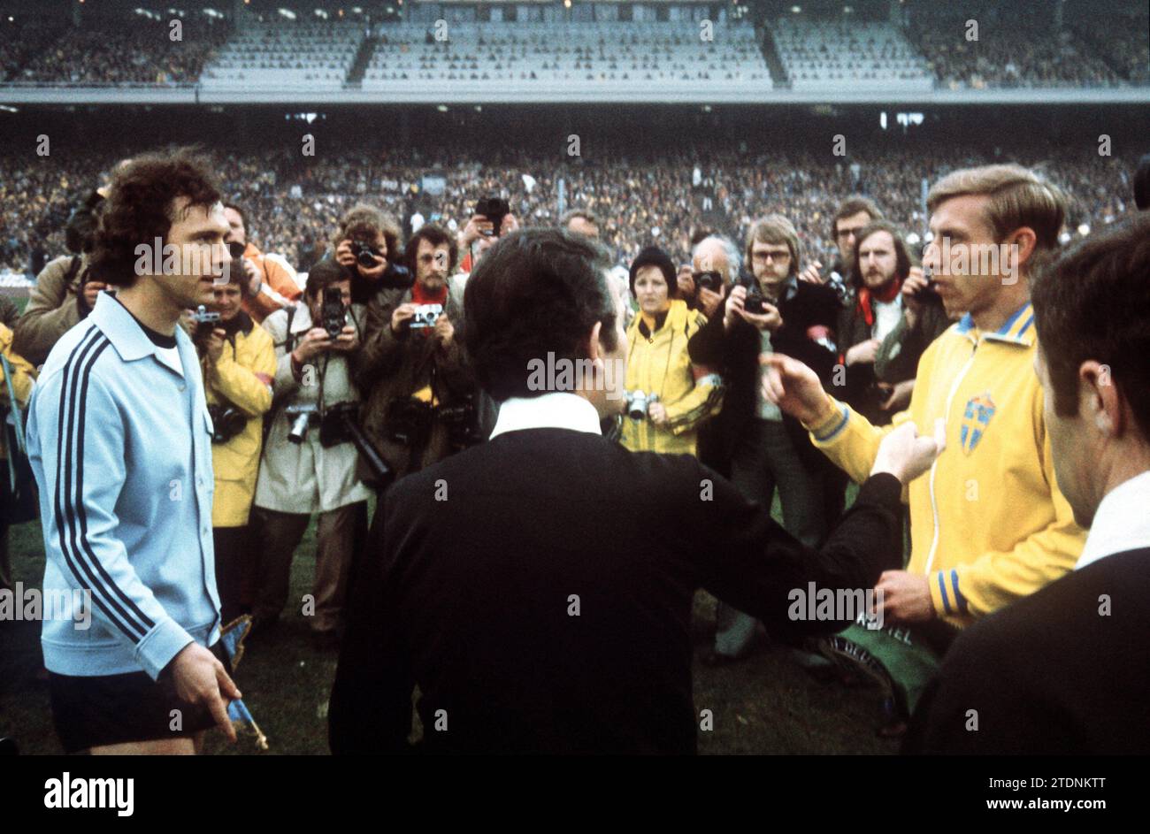CLASSÉ - 01 mai 1974, Hambourg : avant le coup d'envoi du match international entre l'Allemagne et la Suède le 1 mai 1974 à Hambourg, l'arbitre Kitabjan (M) de France et les capitaines Franz Beckenbauer (l) et bosse (Bo) Larsson (r) tireront les côtés. L'équipe nationale allemande de football a remporté le match international contre la Suède devant 55 000 000 spectateurs. Le football suédois pleure la perte de l'ancien international Bo Larsson. L'ancien attaquant et participant à la coupe du monde de 1970, 1974 et 1978 est décédé à l'âge de 79 ans, comme annoncé par la Fédération suédoise de football mardi (19.12.2023). (À d Banque D'Images