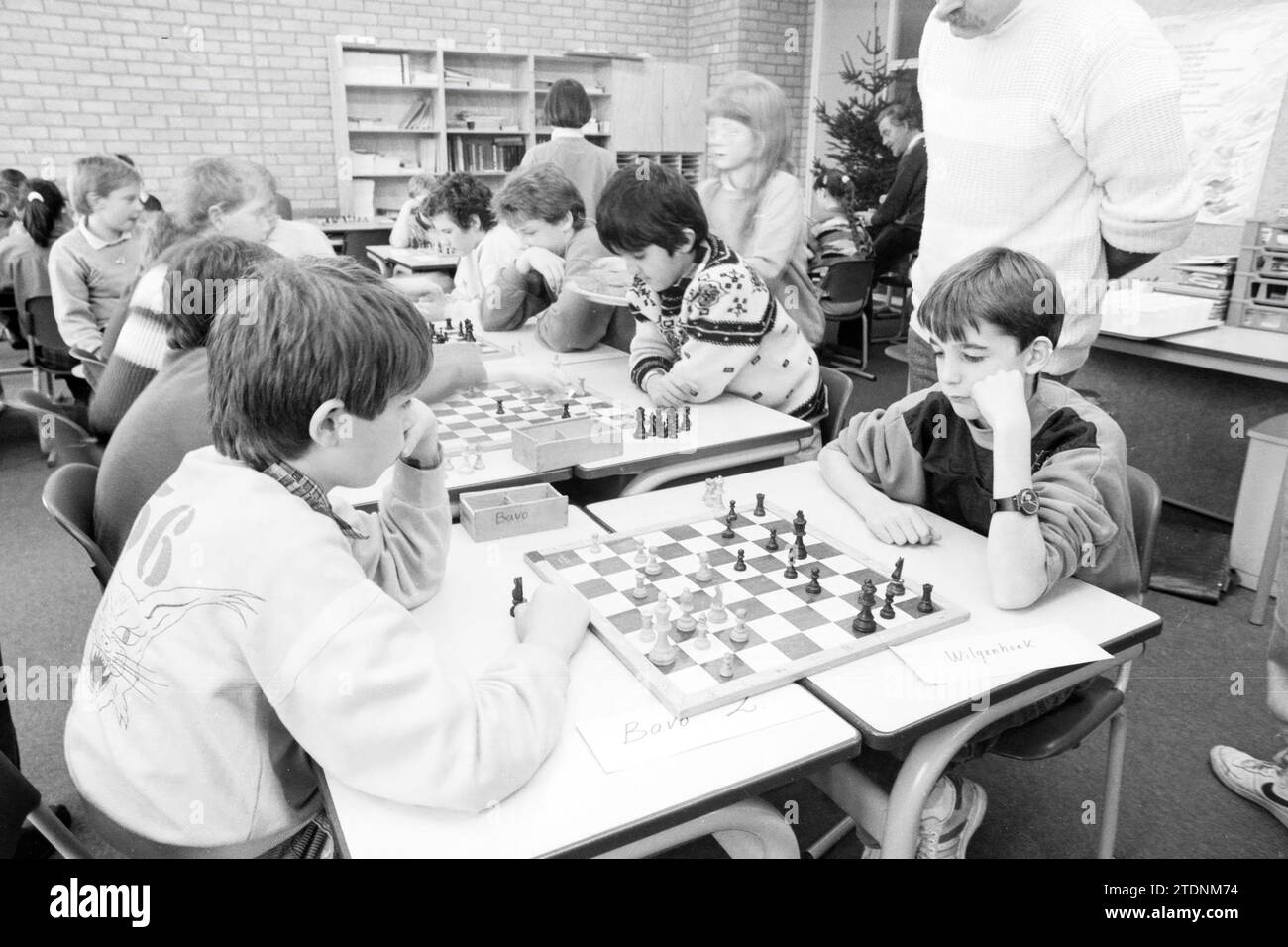 Échecs à la Bavoschool, échecs, 09-12-1987, Whizgle nouvelles du passé, adapté pour l'avenir. Explorez les récits historiques, l'image de l'agence néerlandaise avec une perspective moderne, comblant le fossé entre les événements d'hier et les perspectives de demain. Un voyage intemporel façonnant les histoires qui façonnent notre avenir Banque D'Images