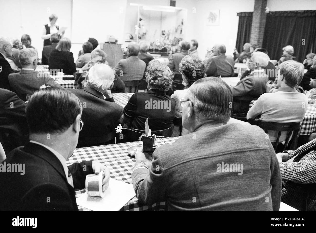 Femme en jupe plissée parlant à compagnie dans la chambre (avec arrangement d'orchidées), 06-11-1979, Whizgle nouvelles du passé, adapté pour l'avenir. Explorez les récits historiques, l'image de l'agence néerlandaise avec une perspective moderne, comblant le fossé entre les événements d'hier et les perspectives de demain. Un voyage intemporel façonnant les histoires qui façonnent notre avenir Banque D'Images