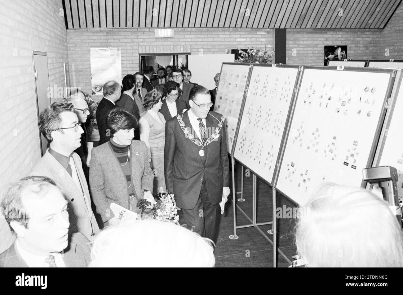 Ouverture de la salle de manifestations Noordwijkerhout par la Princesse Margriet, réceptions royales et visites royales, ouverture, ouvertures, mise en service, Noordwijkerhout, 22-01-1982, Whizgle nouvelles du passé, adaptées à l'avenir. Explorez les récits historiques, l'image de l'agence néerlandaise avec une perspective moderne, comblant le fossé entre les événements d'hier et les perspectives de demain. Un voyage intemporel façonnant les histoires qui façonnent notre avenir Banque D'Images Ouverture de la salle de manifestations Noordwijkerhout par la Princesse Margriet, réceptions royales et visites royales, ouverture, ouvertures, mise en service, Noordwijkerhout, 22-01-1982, Whizgle nouvelles du passé, adaptées à l'avenir. Explorez les récits historiques, l'image de l'agence néerlandaise avec une perspective moderne, comblant le fossé entre les événements d'hier et les perspectives de demain. Un voyage intemporel façonnant les histoires qui façonnent notre avenir Banque D'Images