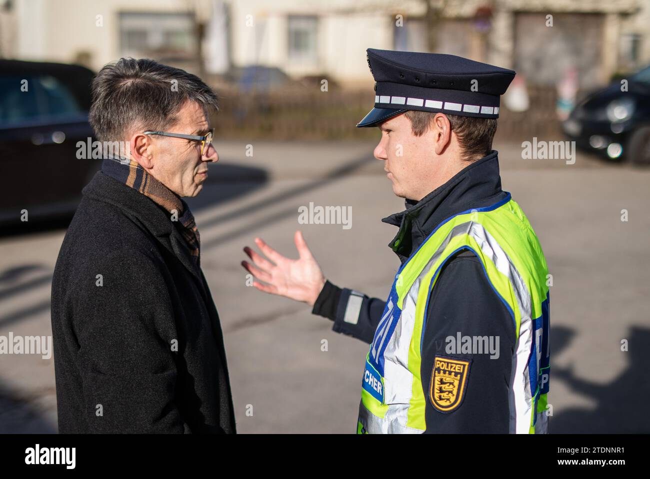 Bingen Hitzkofen, Allemagne. 19 décembre 2023. Christian Sugg (à droite), porte-parole de la police de Ravensburg, informe le maire de Bingen, Jochen Fetzer (à gauche) de l'état actuel de la recherche d'un enfant disparu. Un enfant de deux ans avait été porté disparu dans la municipalité depuis avant-hier. Aujourd'hui, le corps d'un enfant a été retrouvé dans les eaux du Lauchert lors de recherches. Crédit : Christoph Schmidt/dpa/Alamy Live News Banque D'Images