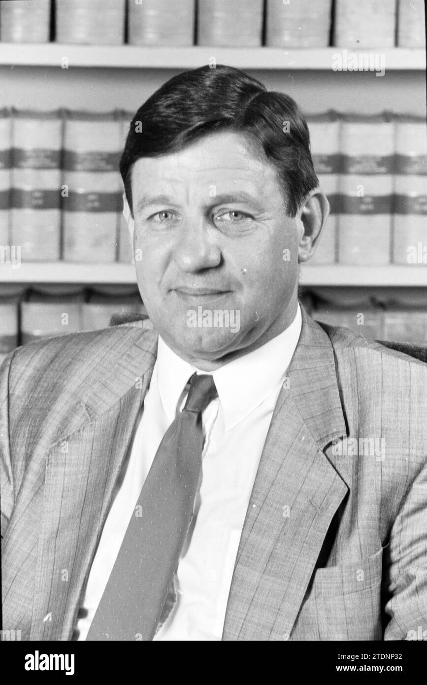 Portrait d'un homme (du cabinet d'avocats), Haarlem, Grote Markt 2, pays-Bas, 00-00-1990, Whizgle nouvelles du passé, adaptées à l'avenir. Explorez les récits historiques, l'image de l'agence néerlandaise avec une perspective moderne, comblant le fossé entre les événements d'hier et les perspectives de demain. Un voyage intemporel façonnant les histoires qui façonnent notre avenir Banque D'Images